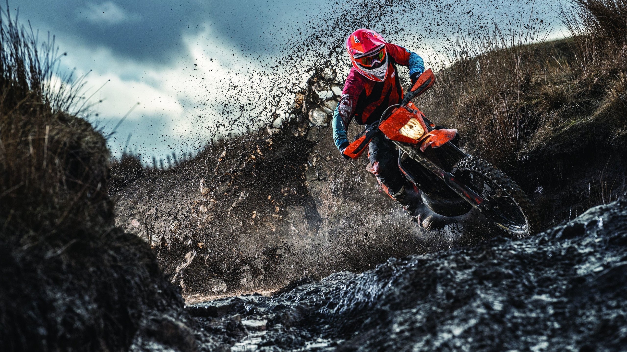 哈兰德双响一战3神迹，瓜帅盛赞比肩梅罗，曼城升英超第2，哈兰德战绩